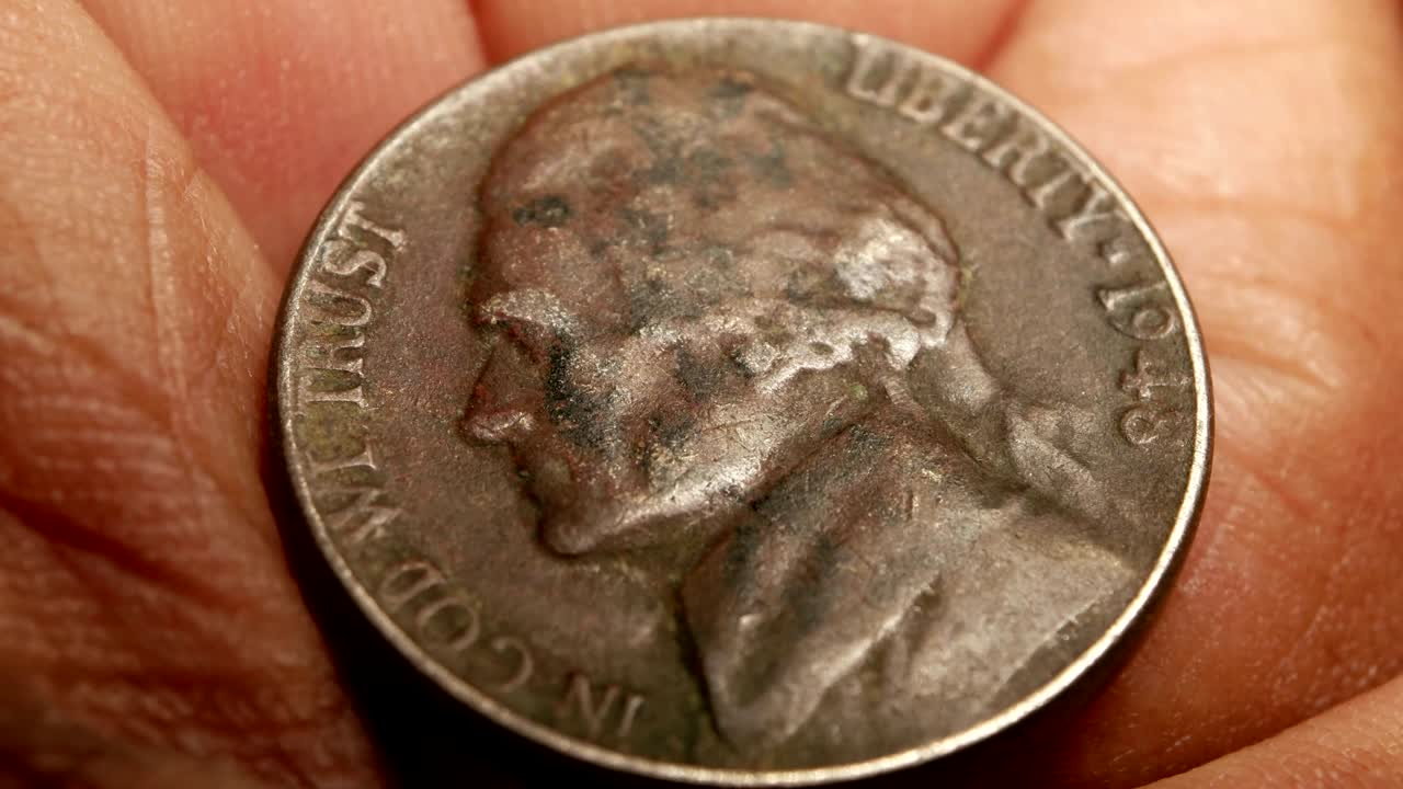 primer plano de monedas muy antiguas