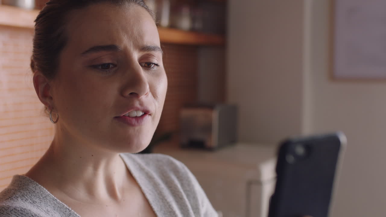 hermosa mujer joven teniendo video chat usando un teléfono inteligente madre soplando besos en el bebé disfrutando de charlar en el teléfono móvil en casa