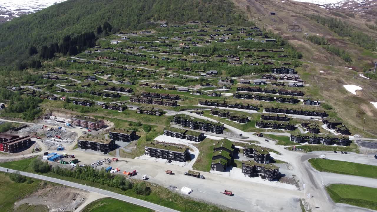 casas de recreación noruegas en la ladera de la montaña en el pueblo de montaña de myrkdalen - cerca de la visión general ascendente aérea