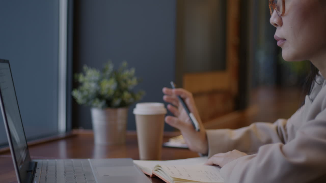 카페에서 일하는 여자