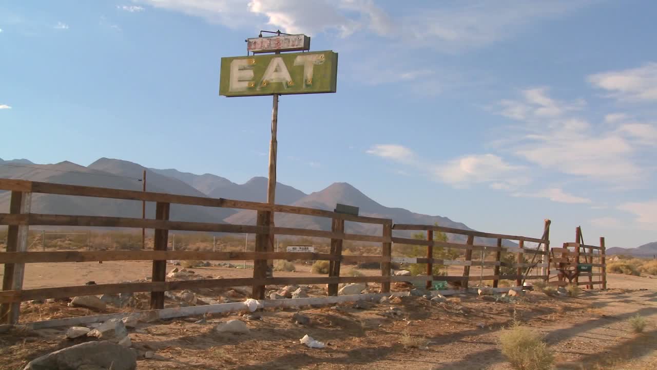 панорамный снимок заброшенной закусочной с вывеской "еда".