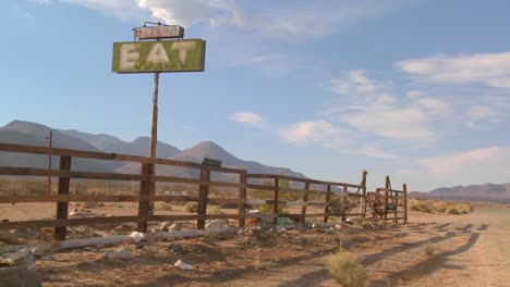 pan disparó y abandonó el restaurante con un cartel que decía comer