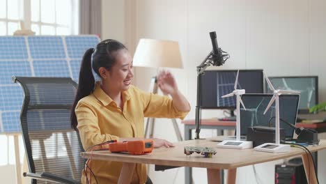 mujer ingeniera que trabaja en tecnologías de energía renovable