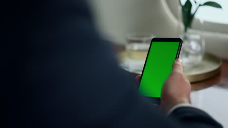 Nahaufnahme-Eines-Mannes,-Der-Ein-Chroma-Key-Smartphone-Verwendet.-Geschäftsmann-Hand-Berühren-Green-Screen-Telefon