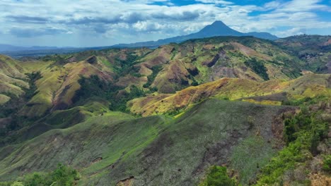 Grüne-Landschaft-Der-Philippinen-Mit-Straße-Und-Grünen-Pflanzen-An-Sonnigen-Tagen-Und-Wunderschönem-Himmel