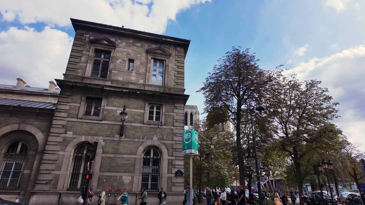 Paris Street Scene: Historic Building and City Views