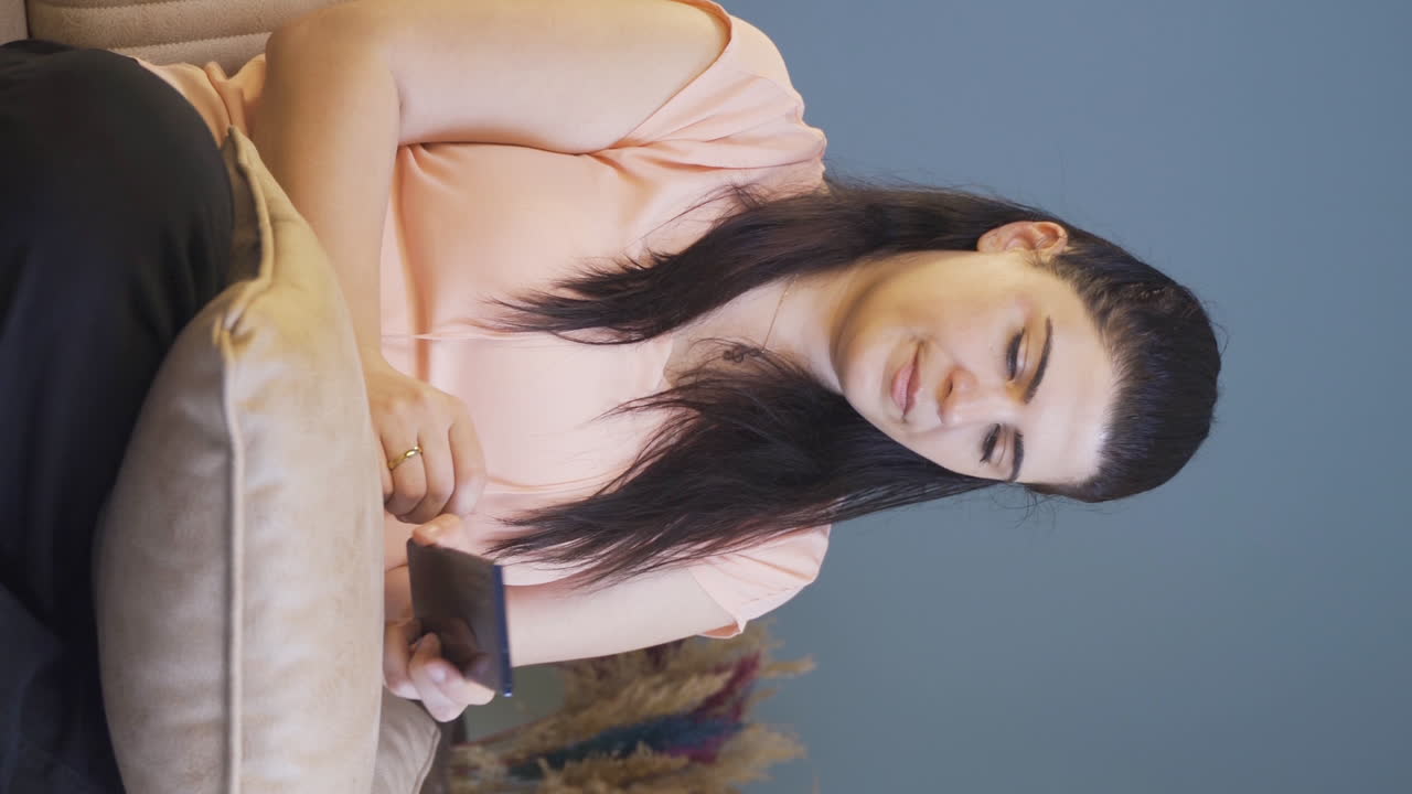 남자친구와 논쟁하는 여자의 수직 비디오는 전화의 끝에서 절망적입니다.