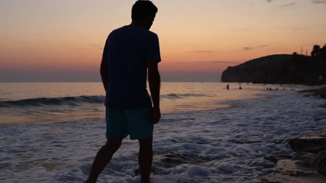 un joven caminando