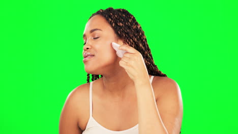 mujer, pantalla verde y masaje facial con gua sha