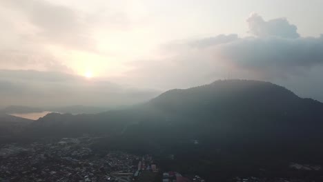 vista aérea de la mañana brumosa