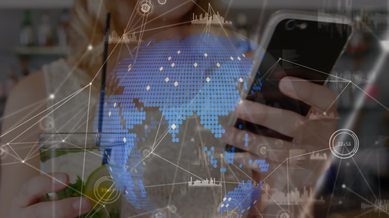 animación del globo y procesamiento de datos sobre una mujer de negocios caucásica que usa un teléfono inteligente