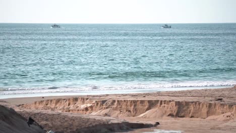 barcos de pesca a toda velocidad en mar abierto.