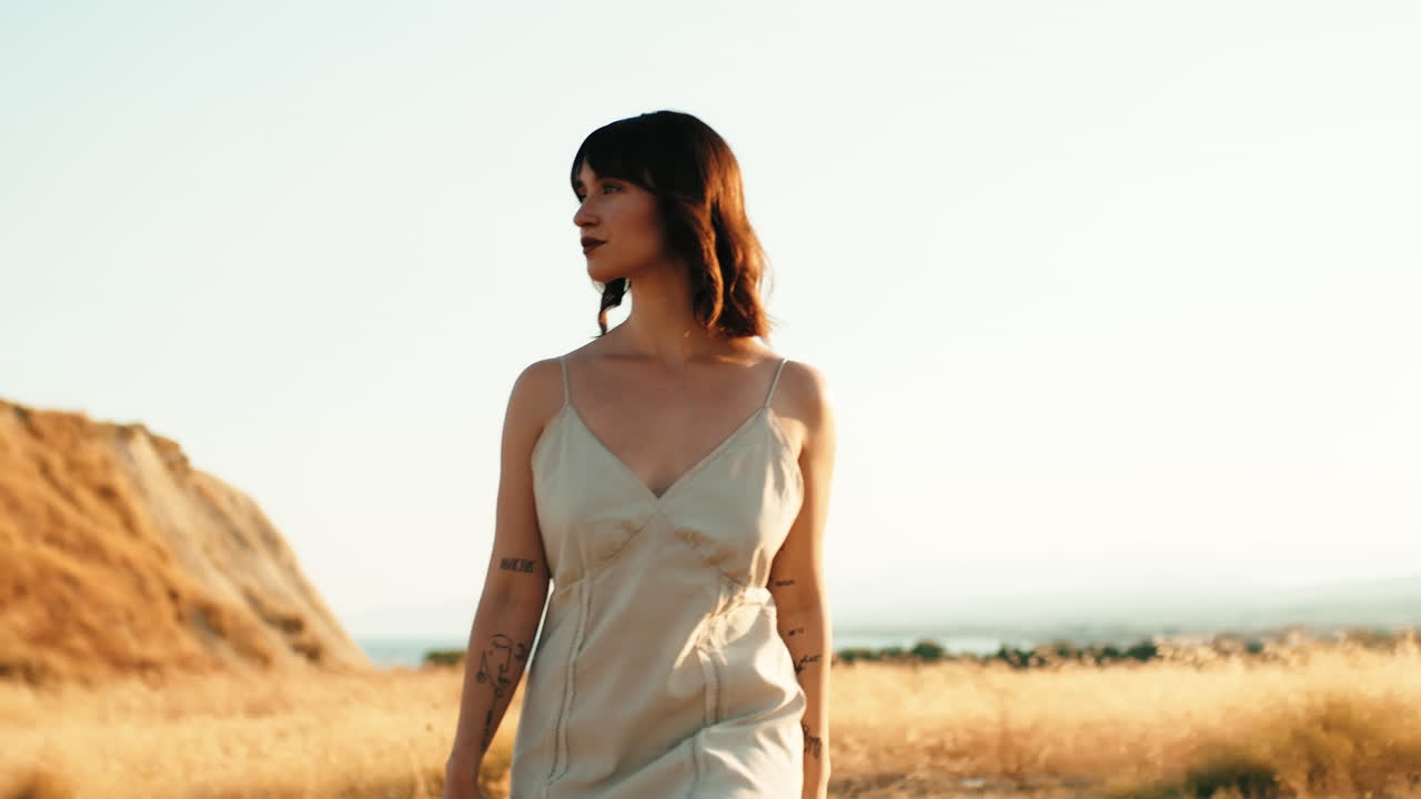 오래된 카메라로 촬영하는 여자