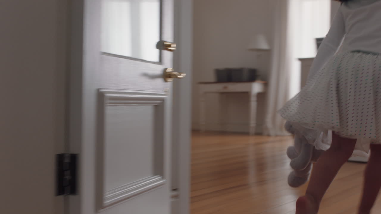 счастливая маленькая девочка бегает по дому в туту, открывает шторы, смотрит в окно на прекрасный новый день с ярким солнечным светом, игривый ребенок чувствует себя положительно 4k кадры