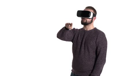 hombre dibujando círculos imaginarios en el aire mientras usa gafas modernas de vr. concepto de uso de dispositivos de alta tecnología genial