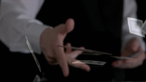 croupier lanzando cartas de juego sobre un fondo oscuro