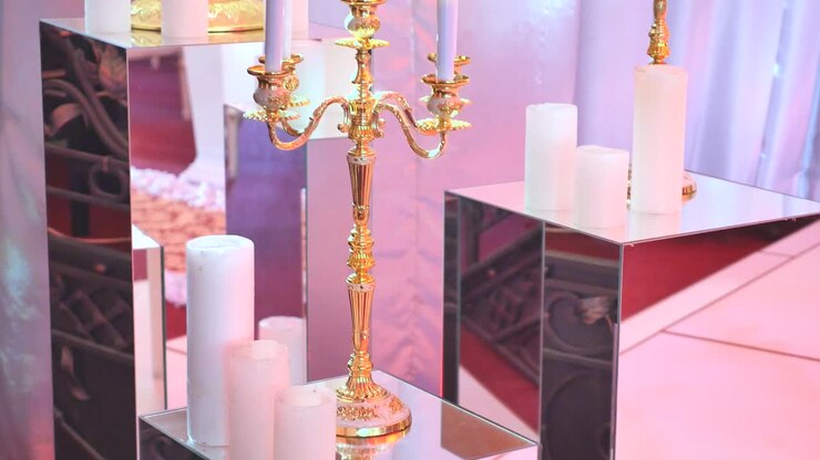Interno di una sala per matrimoni con decorazioni pronte per gli ospiti. Bella sala per cerimonie e matrimoni. Concetto di matrimonio. Ricevimento di matrimonio lussuoso ed elegante con decorazioni viola in una sala costosa. Arredamento nuziale