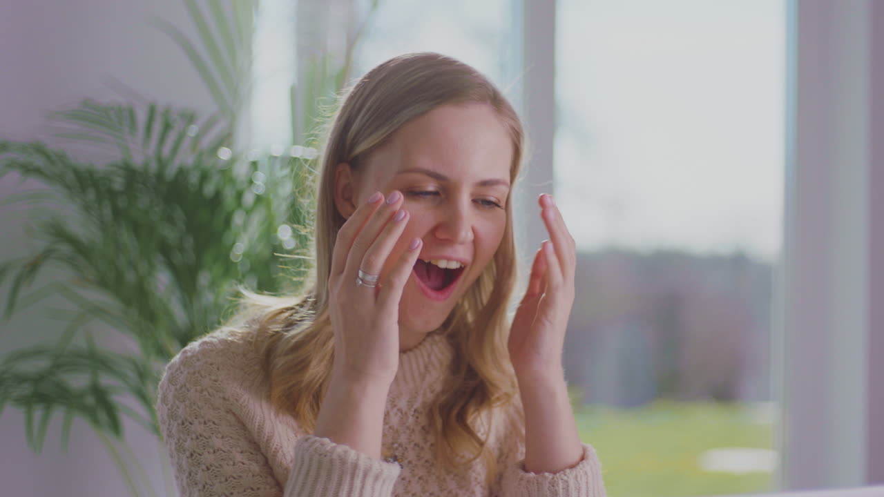 여성이 비디오 통화를 하고 있습니다.