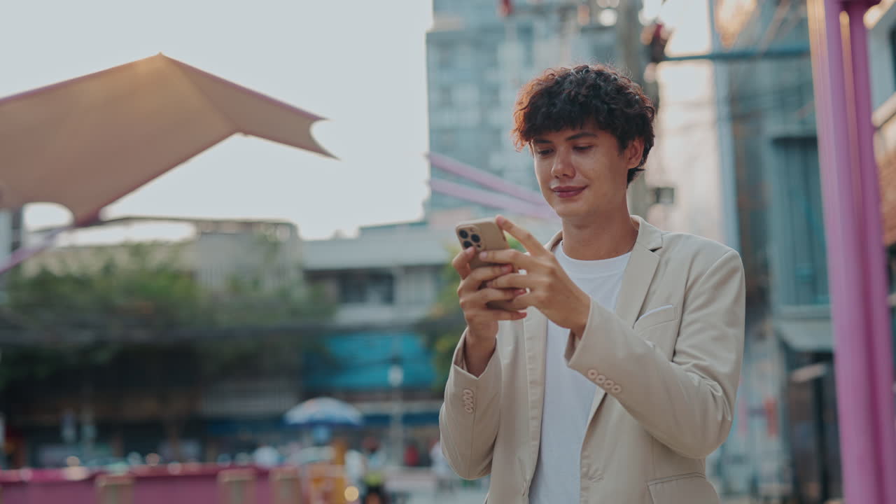 도시에서 전화를 사용하는 남자