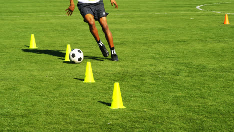 Football-player-practicing-on-the-field-4k