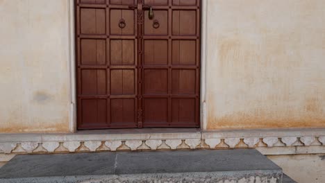 Puerta-De-Madera-Artística-Del-Antiguo-Fuerte-En-El-Video-De-La-Mañana-Fue-Tomado-En-Kumbhal-Fort-Kumbhalgarh-Rajasthan-India