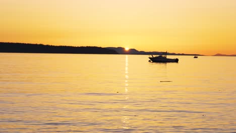 Breite-Aufnahme-Eines-Kleinen-Bootes-Auf-Ruhigem-Ozean-Während-Des-Goldenen-Sonnenuntergangs