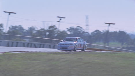 Un-Coche-De-Carreras-Conduce-En-Una-Pista-De-Circuito