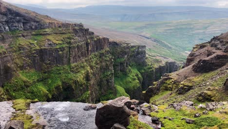 Hermosos-Acantilados-Verdes-Cubiertos-De-Musgo-En-La-Cascada-De-Glymur-Ubicada-En-El-Fiordo-De-Hvalfjordur-En-El-Oeste-De-Islandia