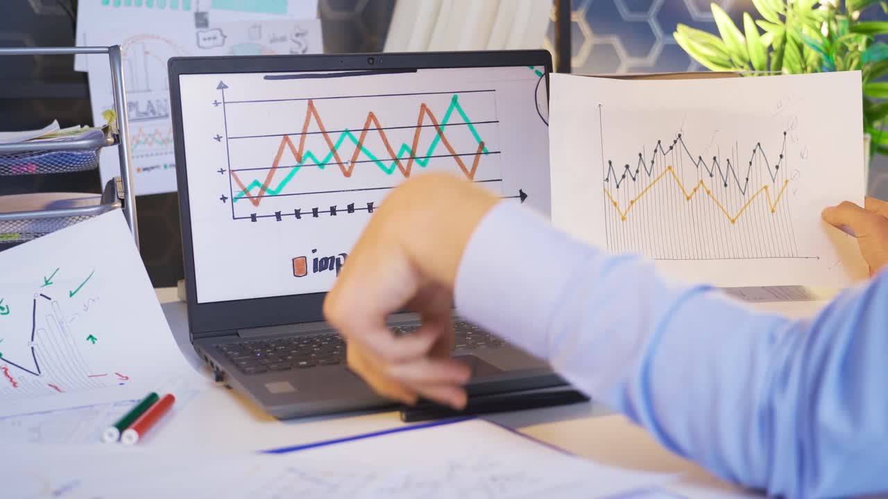 hombre de negocios trabajando con datos gráficos.