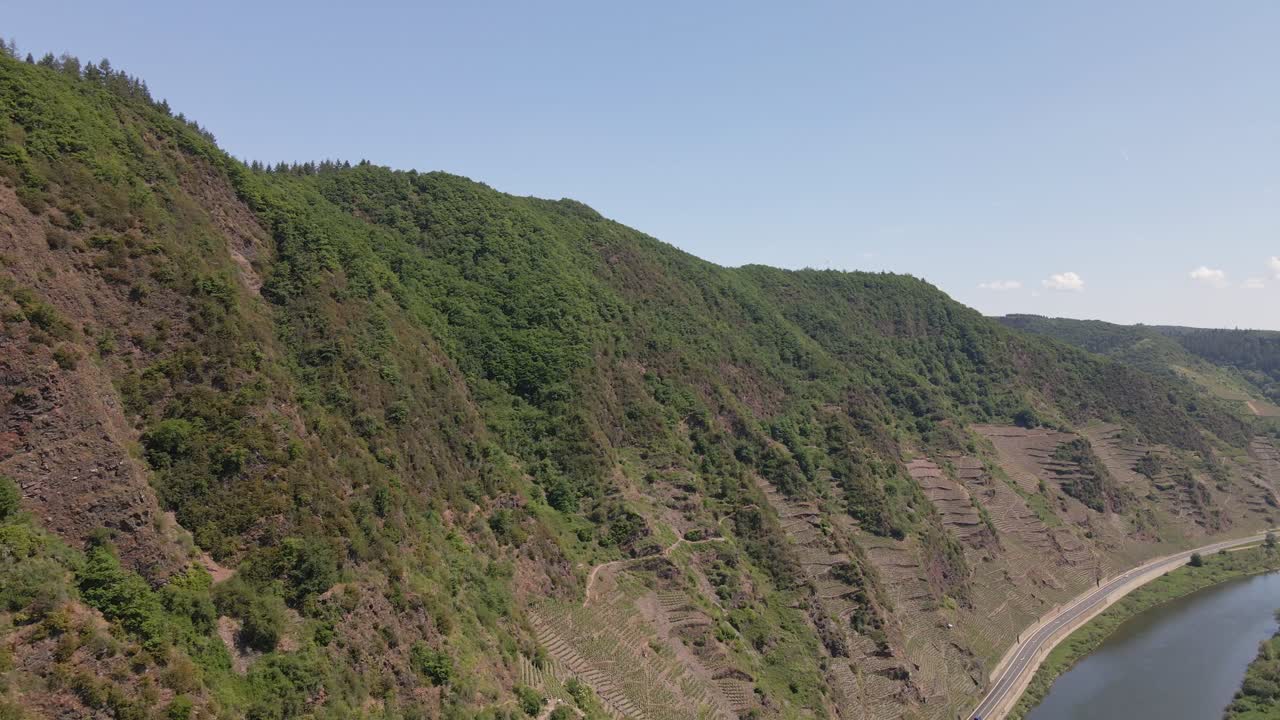 toma aérea de carro que revela los campos de viñedos en la ladera empinada en bremm moselle loop