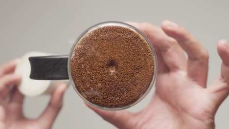 preparación de café con el método de vertido