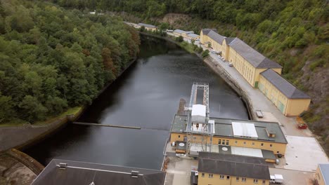 Top-down-view-of-the-Hohenwarte-dam-and-Reservoir,-Talsperre-in-germany