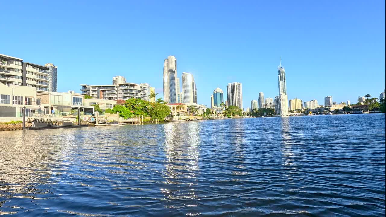 도시 스카이라인을 볼 수 있는 경치 좋은 강 항해