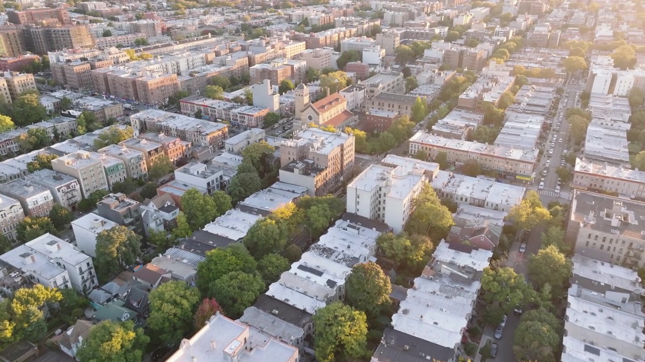 Vue de drone de Brooklyn, New York au lever du soleil