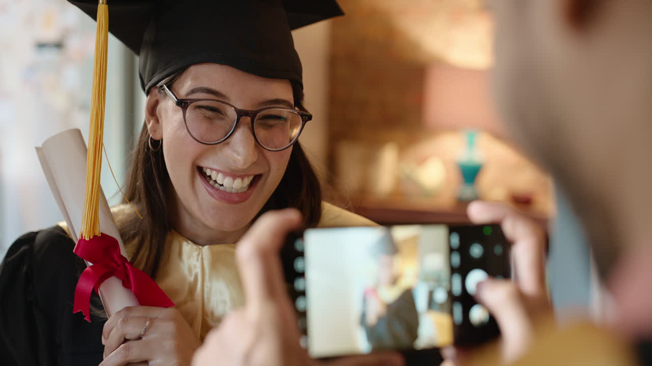 Sorriso, diploma e donna che scatta una foto