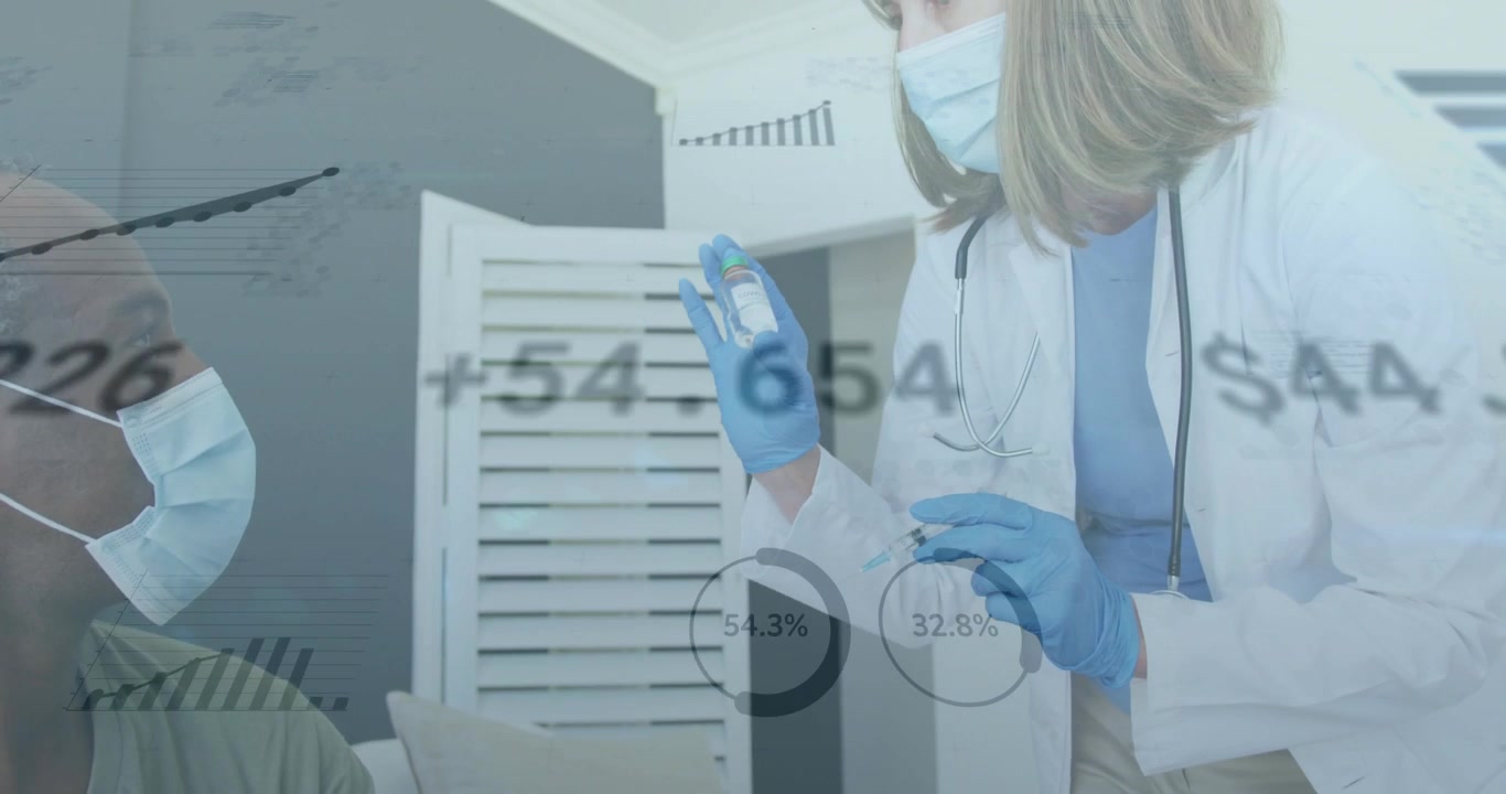 Doctora sosteniendo un vial de vacuna en alto y extrayendo líquido en una jeringa mientras un paciente masculino observa.