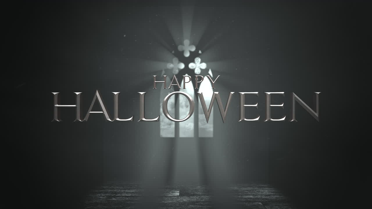 halloween sombra misteriosa: vieja ventana del castillo iluminada en la capa de la noche