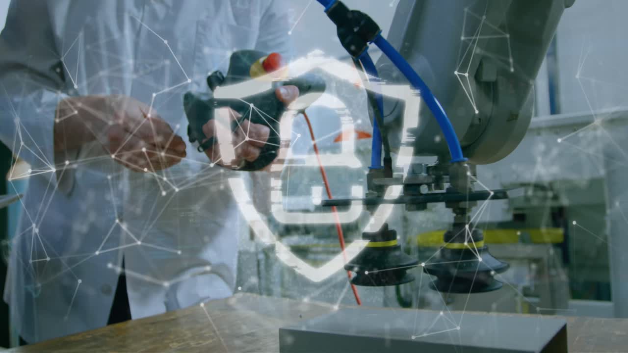 공장에서 일하는 남성 엔지니어의 중간 섹션에 대한 보안 잠금 아이콘의 애니메이션