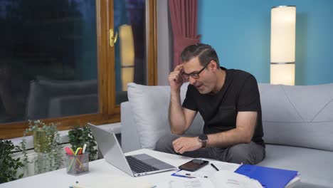 el hombre de la oficina en casa actúa inteligente y inteligente.