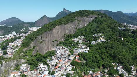 Gran-Vista-Del-Monte-Rocoso-De-Río-De-Janeiro-Con-Casas-Alrededor---Asombrosa-Vista-Aérea-Del-Paisaje