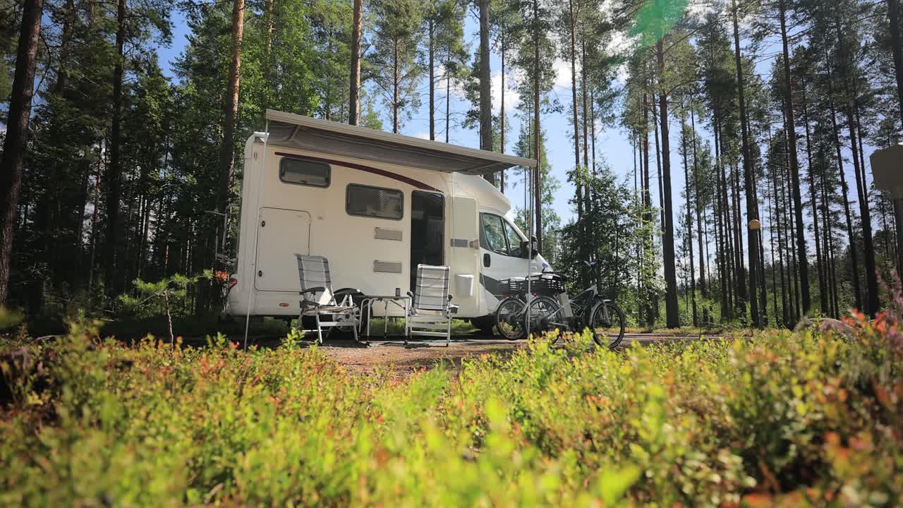 가족 휴가 여행 트럭, 휴가 여행 모터카, 카라반 자동차 휴가.