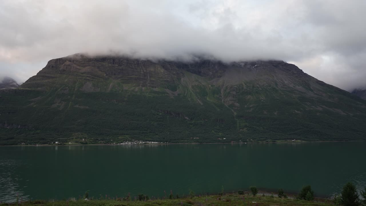 nubes sobre montañas noruegas timelapse