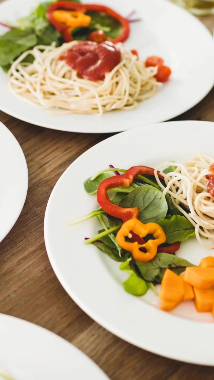 Animazione di pasta e verdure su ripiano in cucina