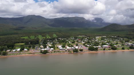 Vista-Aérea-De-La-Ciudad-De-Cardwell,-Queensland,-Australia,-Frente-Al-Mar-Y-Paisaje-Verde