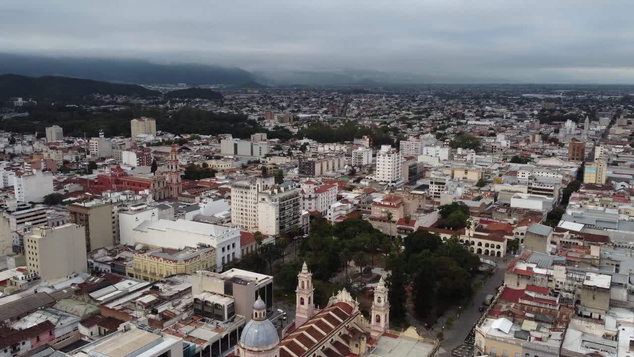 vista aérea del horizonte llano y nublado, plaza central en salta arg