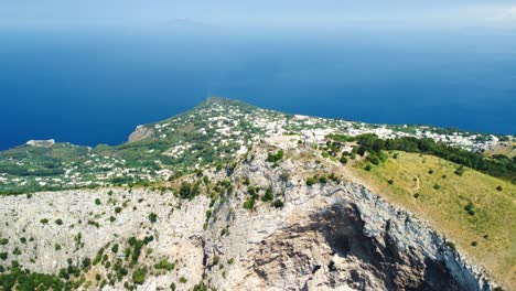 Vuelo-De-Drones-A-Lo-Largo-De-La-Cima-Del-Monte-Solaro,-Tiro-Inclinado-Hacia-Abajo-De-Acantilados-Escarpados,-Capri,-Italia