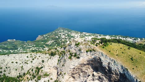 vuelo de drones a lo largo de la cima del monte solaro, tiro inclinado hacia abajo de acantilados escarpados, capri, italia