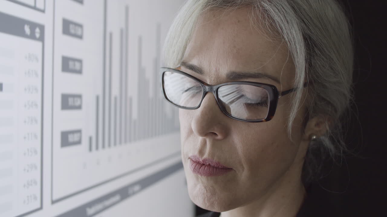 primer plano de una inversionista profesional femenina