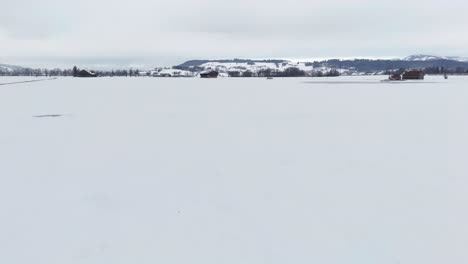 sobrevuelo aéreo paisaje invernal nevado en suiza durante un día nublado en el pueblo suizo - ascenso ascenso