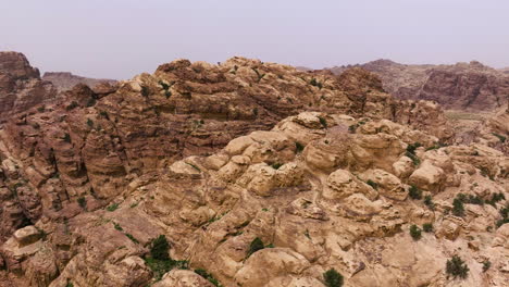 Archäologische-Stätte-Mit-Geschichtetem-Sandstein-Im-Wadi-Musa-Gebirge-In-Der-Nähe-Der-Antiken-Stadt-Petra,-Jordanien